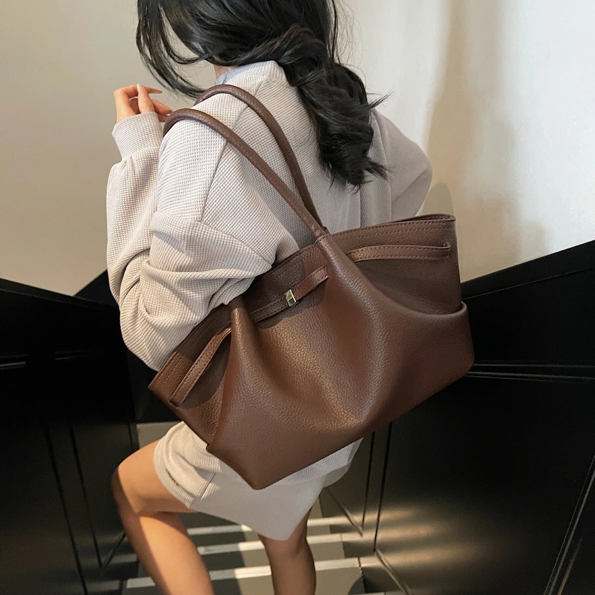 Tote Bag | Grained Leather & Spacious Interior